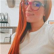 Profesora para niños que comienzan proceso de aprendizaje